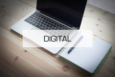 Dizüstü bilgisayar ofiste. 