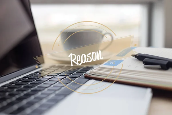 Laptop und Kaffeebecher auf dem Schreibtisch. — Stockfoto