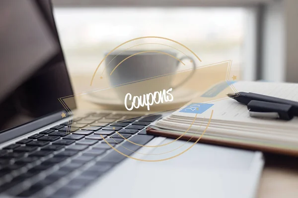 Coupons tekst met laptop — Stockfoto