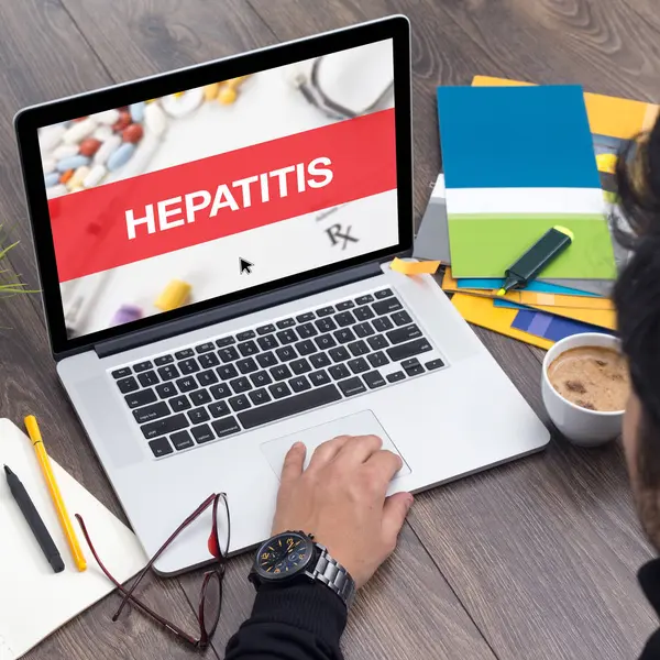 CONCEPTO DE HEPATITIS SOBRE LA LAPTOP — Foto de Stock