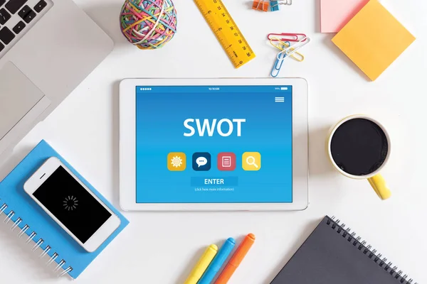 Koncepcja SWOT na komputerze typu Tablet — Zdjęcie stockowe