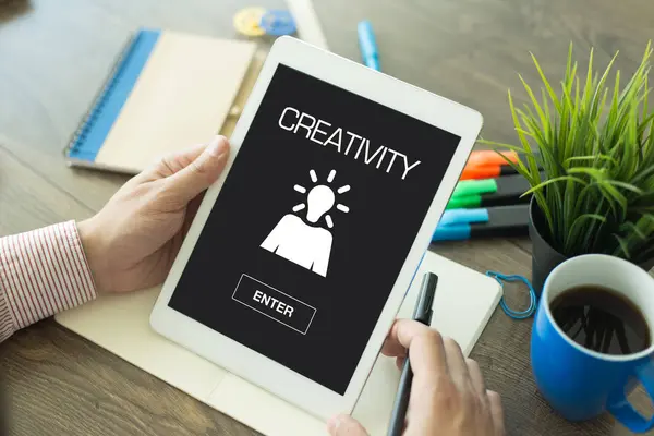 CONCEPTO DE CREATIVIDAD en el dispositivo — Foto de Stock