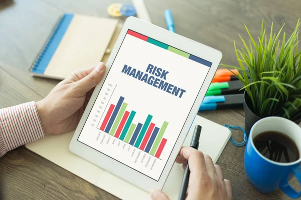 Zakelijke diagrammen en grafieken op scherm — Stockfoto