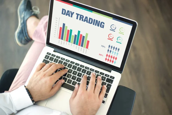 Bildschirm mit Tages-Handelstitel — Stockfoto