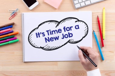 Yazılı bir not defteri ile adam 