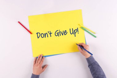 Sarı kağıda yazı el