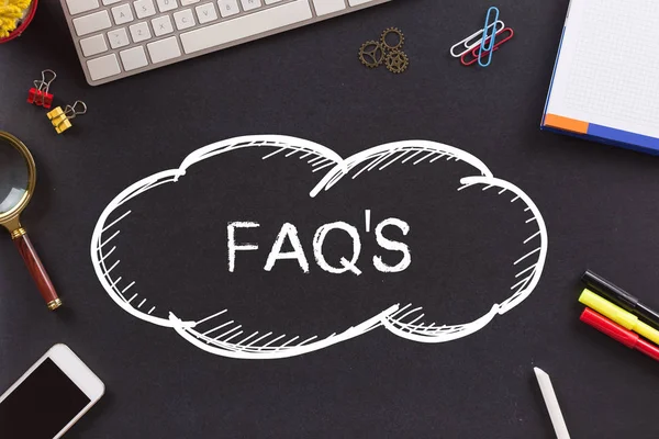 FAQ 'S escrito em Chalkboard — Fotografia de Stock