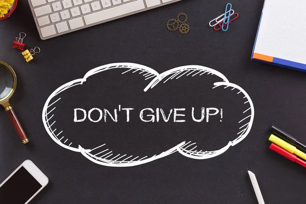 Не сдавайся! Не сдавайся! написанное — стоковое фото