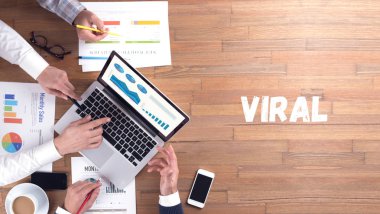 dizüstü bilgisayar kullanan iş takım