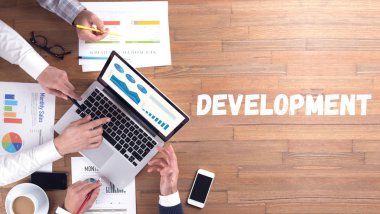 dizüstü bilgisayar kullanan iş takım