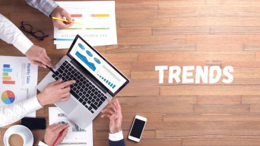 dizüstü bilgisayar kullanan iş takım