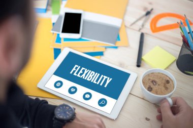 Tablet kullanan adam 