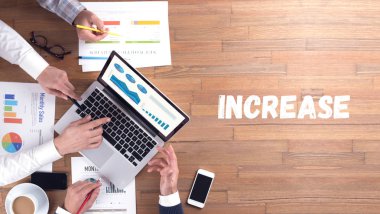 dizüstü bilgisayar kullanan işadamları