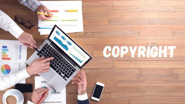 Concepto de palabra COPYRIGHT en el fondo del escritorio — Foto de Stock