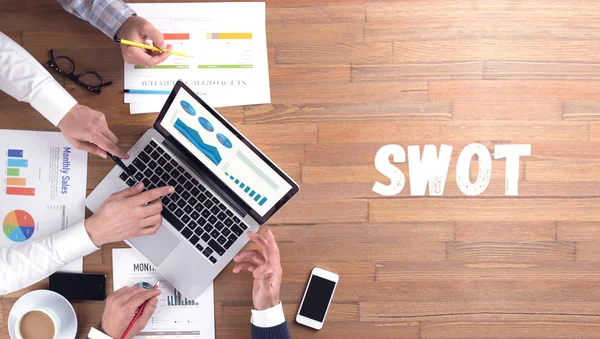 SWOT-konceptet, proffs team på jobbet — Stockfoto