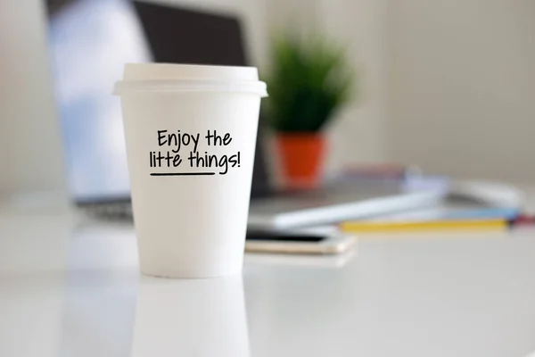 Geniet van de kleine dingen koffiekopje — Stockfoto