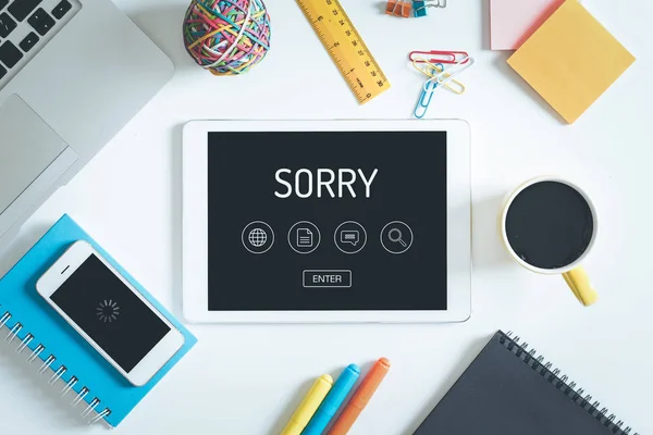 CONCEITO SORRY SOBRE O PC DE COMPRIMIDOS — Fotografia de Stock