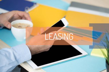 Dijital cihazlar kullanan adam 