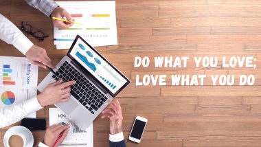 dizüstü bilgisayar kullanan işadamları