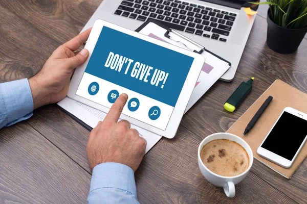 Homem usando tablet no escritório — Fotografia de Stock