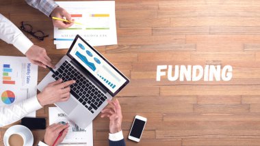 dizüstü bilgisayar kullanan işadamları