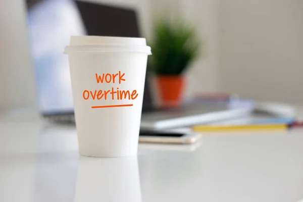 Tazza di caffè OVERTIME DI LAVORO — Foto Stock