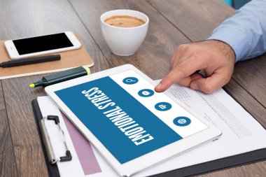 Tablet kullanan adam 