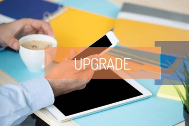 Dijital cihazlar kullanan adam 