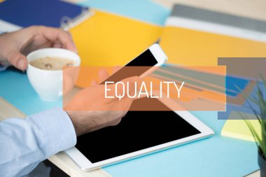 Dijital cihazlar kullanan adam 