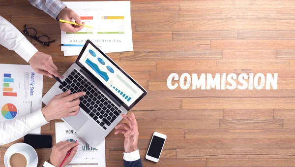 Kommissionen ordet koncept på skrivbord bakgrund — Stockfoto