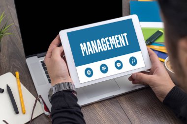 Adam gösteren Tablet ekran 