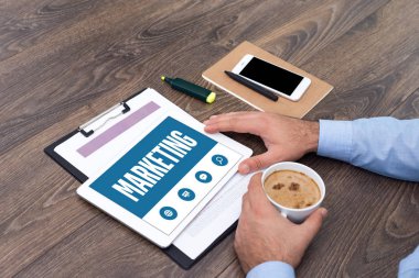 Adam gösteren Tablet ekran 