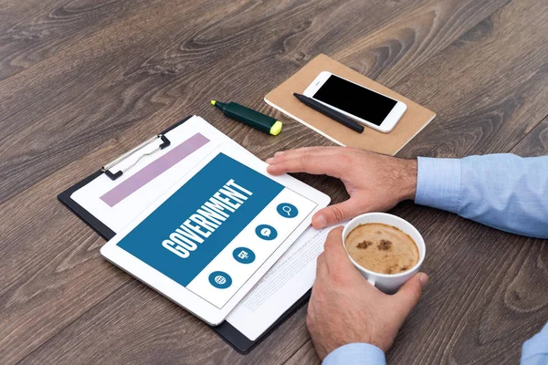 MAN SHOWING TABLET SCREEN — Stock Photo, Image