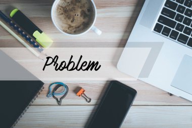 çalışma alanı kahve, dizüstü bilgisayar ve Kırtasiye ile 