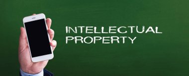 akıllı telefon elinde  