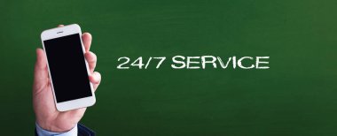 akıllı telefon elinde  