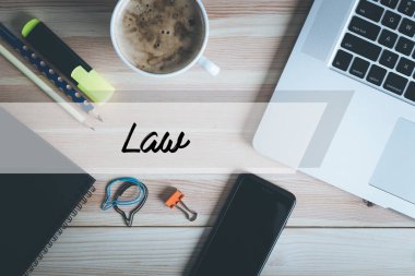 çalışma alanı kahve, dizüstü bilgisayar ve Kırtasiye ile 