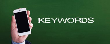 El yazı tahtası önünde, smartphone 