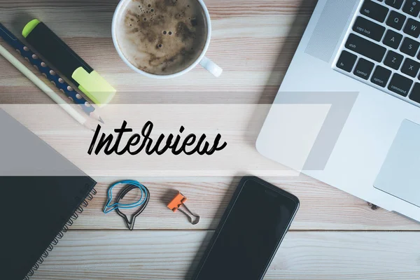 çalışma alanı kahve, dizüstü bilgisayar ve Kırtasiye ile