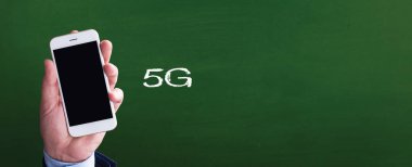 El yazı tahtası önünde, smartphone 