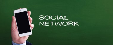 El yazı tahtası önünde, smartphone 