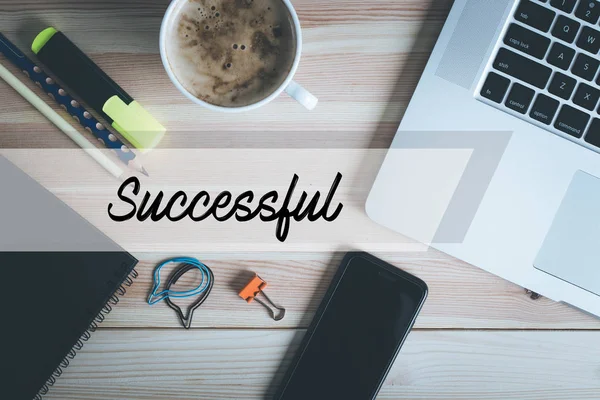 çalışma alanı kahve, dizüstü bilgisayar ve Kırtasiye ile