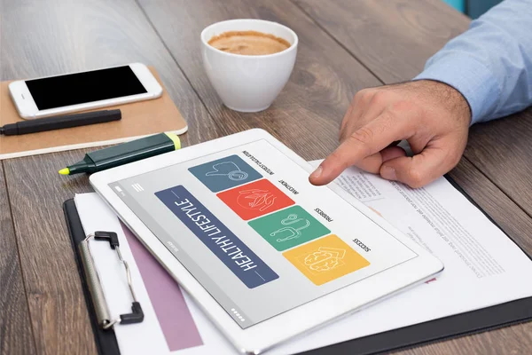 Man Holding transparante Tablet Pc — Stockfoto