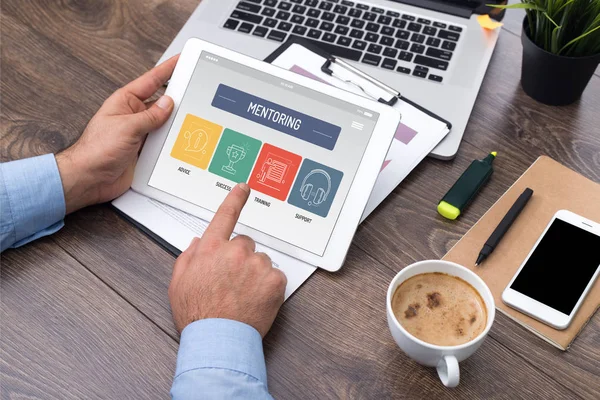 Man Holding transparante Tablet Pc — Stockfoto