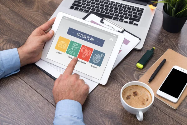 Man Holding transparante Tablet Pc — Stockfoto