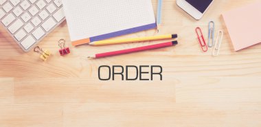 İş çalışma alanı ahşap arka plan üzerinde kavramı ile