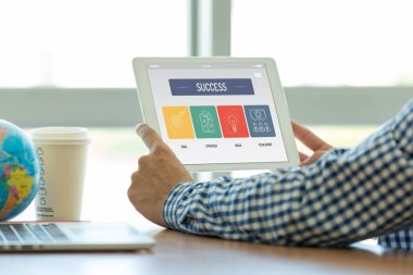 Dijital tabletli adam 