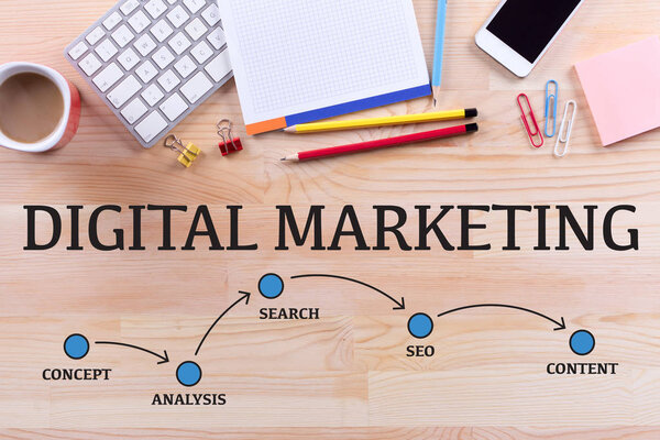 офисный стол и буквы
