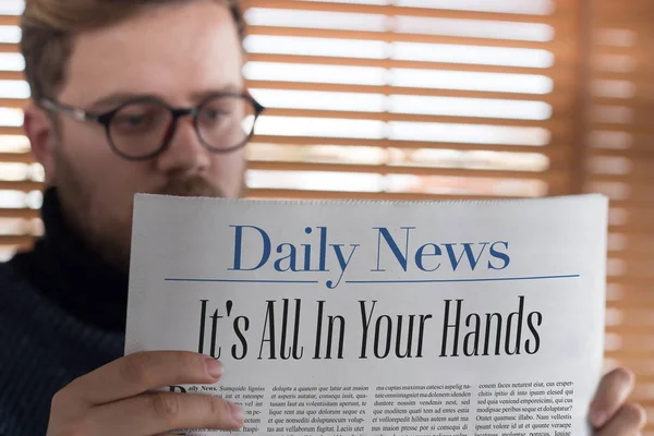 Man reading newspaper — Stock Photo, Image