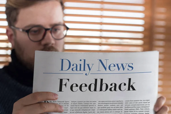 Mann liest Feedback Schlagzeile Zeitung — Stockbild Mann liest Zeitung — Stockfoto
